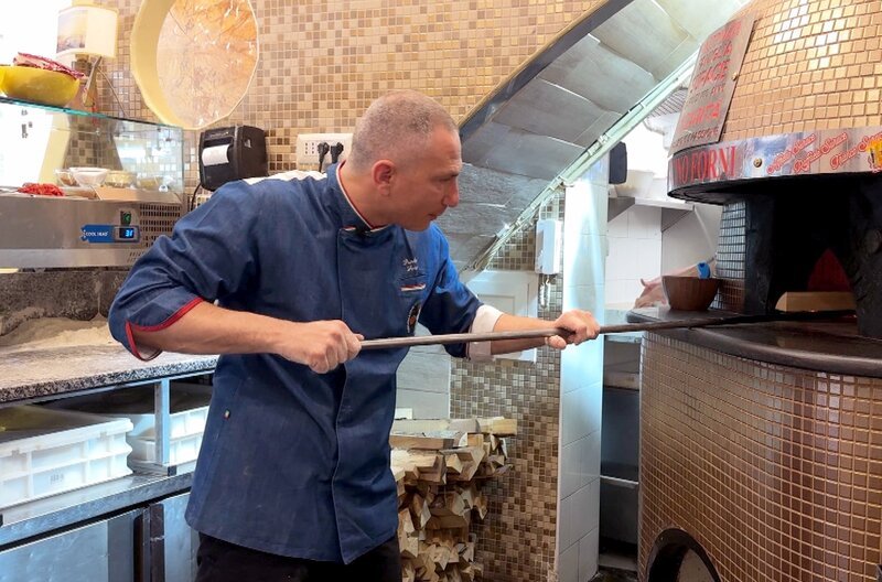 In Neapel, dem Geburtsort der Pizza, verrät Küchenchef Paolo Surace Mattozzi einige Geheimnisse des Pizzabackens. – Bild: Elephant Doc