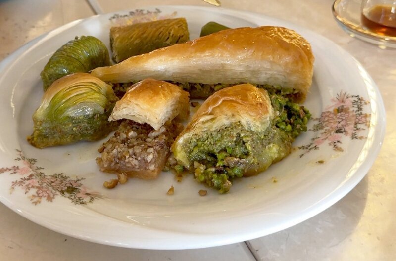Baklava, die mit Butter und Zuckersirup großzügig übergossene und mit Pistazien gefüllte Köstlichkeit, ist die süße Leidenschaft vieler Türken. – Bild: Elephant Doc