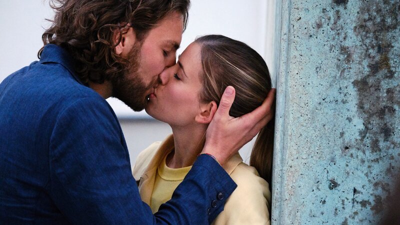 Vor lauter Glück bemerken Alexander (Frederik Götz) und Josefin (Sina Zadra) nicht, dass Bobbi und Finn sie entdeckt haben. – Bild: RTL