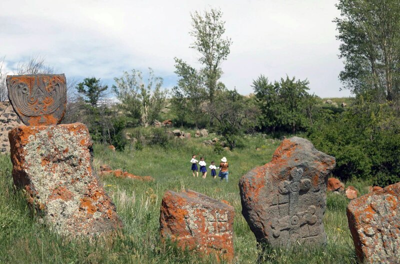 In einem entlegenen Dorf in den armenischen Bergen fanden Menschen Zuflucht, die den Massakern im Osmanischen Reich entkommen waren. Susanna Harutyunyans Roman „Raben vor Noah“ lässt Überlebende zu Wort kommen. – Bild: Elephant Doc