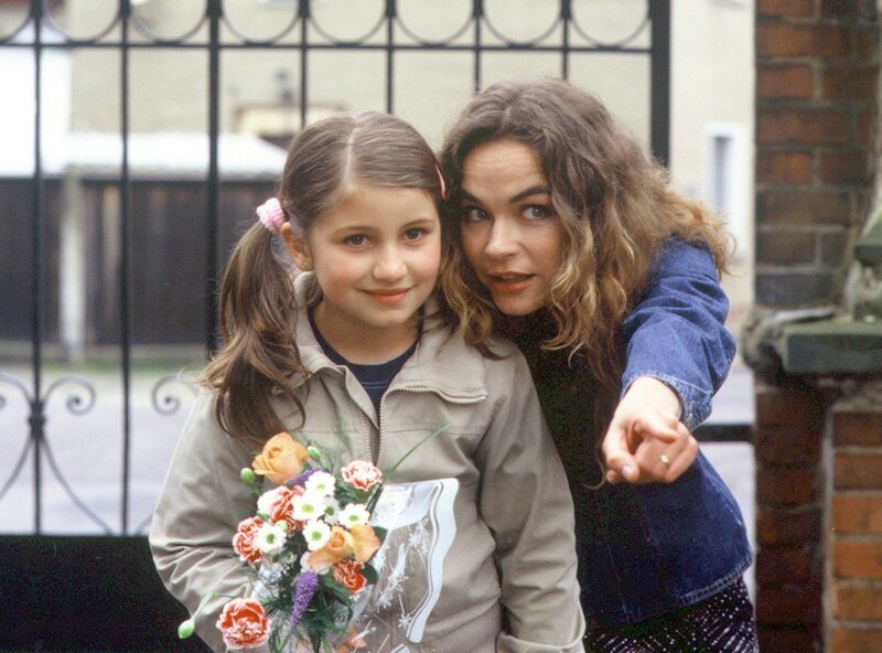 Theresa (Anne-Marie Bubke, rechts) will nach dem Tod von Eddi mit ihrer Tochter Clara (Paula Klöden) ein neues Leben beginnen. – Bild: MDR/​Joachim Bischof