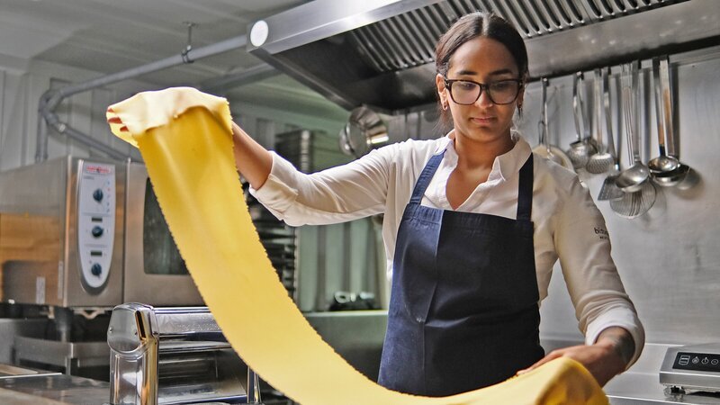 Alina Meissner-Bebrout zaubert aus Nudeln, Zwiebeln und Käse ein außergewöhnliches Gericht. Jahrelang arbeitete die Sterneköchin allein in der Küche des Ulmer Restaurants bi:braud. Heute leitet sie zwei Restaurants und eine Eventlocation. – Bild: 3sat