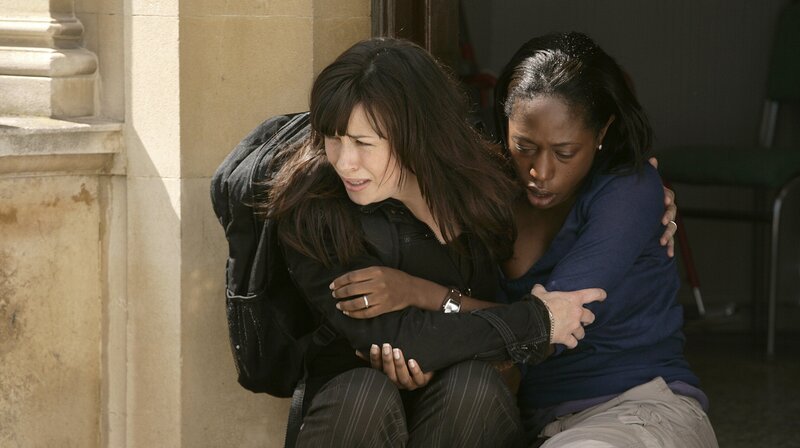 Gwen Cooper (Eve Myles) und Beth (Nikki Amuka-Bird, r) – Bild: WDR/​BBC/​Adrian Rogers