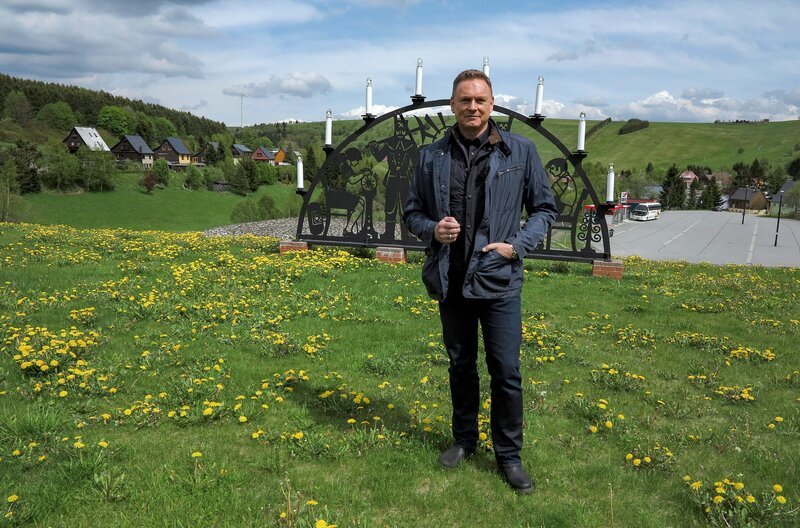 Moderator Axel Bulthaupt in typisch erzgebirgischer Landschaft. – Bild: MDR