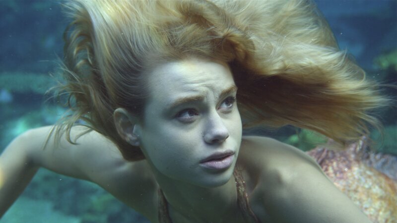 Lyla (Lucy Fry) verfolgt Zac unter Wasser. – Bild: ZDF und Jonathan M. Shiff Productions /​ Paul Broben