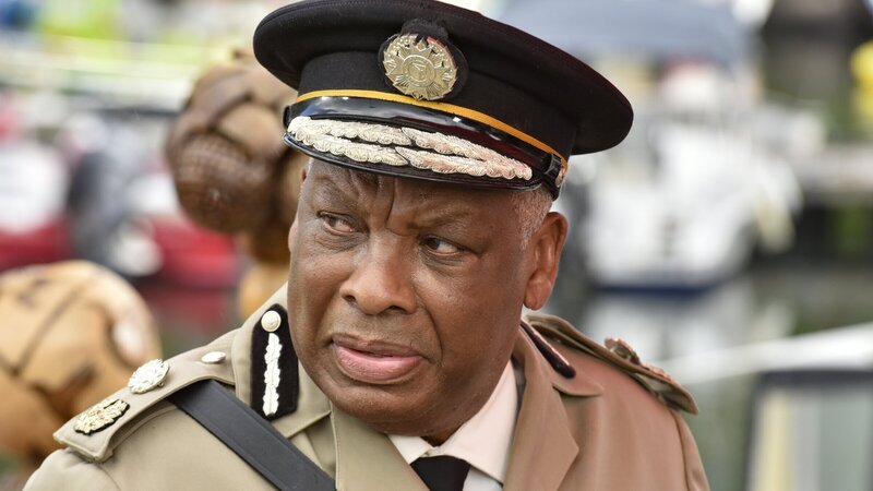 Nur knapp entkommt Tyrus Demille dem Schuss des Täters. Um ihn vor weiteren Gefahren zu schützen, ordnet Commissioner Selwyn Patterson (Don Warrington) Schutzmaßnahmen an und beauftragt Officer Dwayne Myers mit dieser Aufgabe. – Bild: ZDF