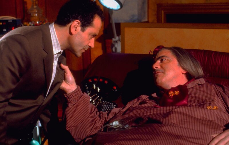 Der fettleibige Dale Biederbeck (Adam Arkin, r.) soll einen Mord begangen haben. Monk (Tony Shalhoub, l.) merkt schnell, dass an der Sache etwas faul ist. – Bild: Universal Pictures