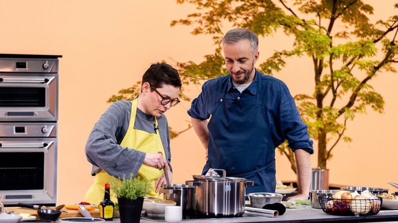 Jan Böhmermann gemeinsam mit Sveamaus in der Sendung „Böhmi brutzelt“. – Bild: ZDF