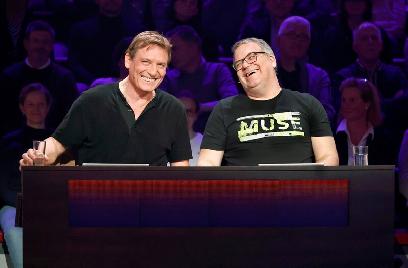 Rateteam-Kapitän Elton (r.) mit Schauspieler Oliver Masucci (l.). – Bild: ARD/​Morris Mac Matzen