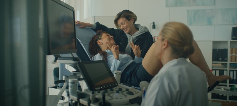 Ellen (Jade Olieberg, l.) und Zwo (Evelien Bosmans, M.) wünschen sich ein Kind. Sie wollen mithilfe eines befreundeten Samenspenders Eltern werden. Noch ahnen sie nicht, dass Dr. Deseure (Lies Visschedijk, r.) keine guten Nachrichten hat. – Bild: VRT, Les Gens and Gardner & Do /​ ZDF