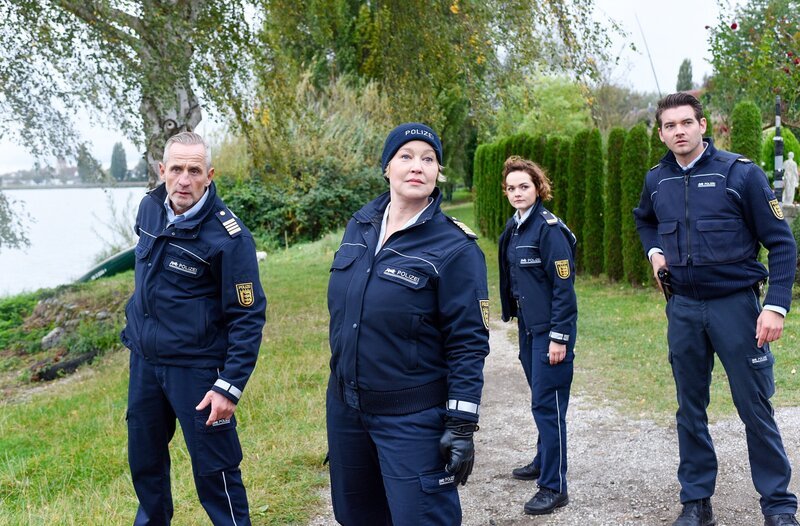 Paul Schott (Tim Wilde, li.), Nele Fehrenbach (Floriane Daniel, 2.v.li.), Julia Demmler (Wendy Güntensperger, 2.v.re.) und Jakob Frings (Max König, re.) sind auf der Suche nach zwei Bankräubern, die sich mit zwei Geiseln am Ufer des Bodensees verstecken. – Bild: ORF/​Bavaria/​ARD/​SWR/​Laurent Trümper
