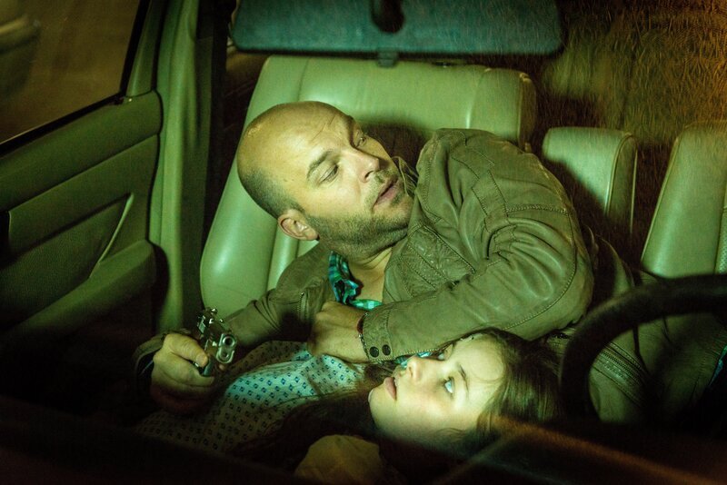 Ingo Kress (Felix Goeser) versteckt sich mit Clara Rosenthal (Nastassja Revvo) im Auto. Er hat das Mädchen aus dem Krankenhaus entführt, doch Mattes und Melanie sind ihm auf der Spur. – Bild: ZDF/​Boris Laewen