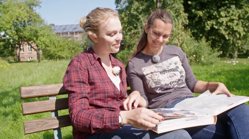 Die Schwestern Annalina und Leonie haben seit ein paar Jahren die Führungsposition im väterlichen Betrieb „Fürstenhof“ übernommen. Früher sind sie gemeinsam zu Reiturnieren gefahren, heute managen sie gemeinsam den größten Bioeierbetrieb in Mecklenburg-Vorpommern. – Bild: NDR