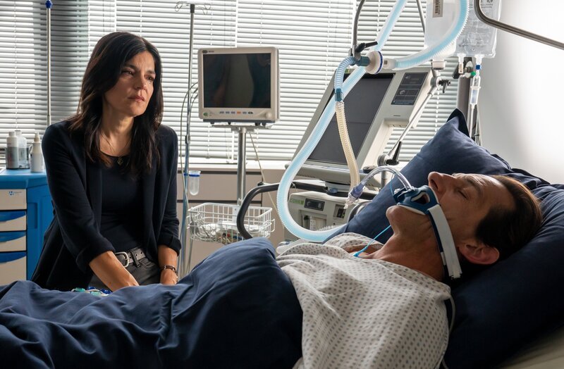 Mina (Jasmin Tabatabai) bangt am Bett des im Koma liegenden Radek (Hans-Werner Meyer) um das Leben ihres Chefs und Freundes. – Bild: Oliver Feist /​ ZDF