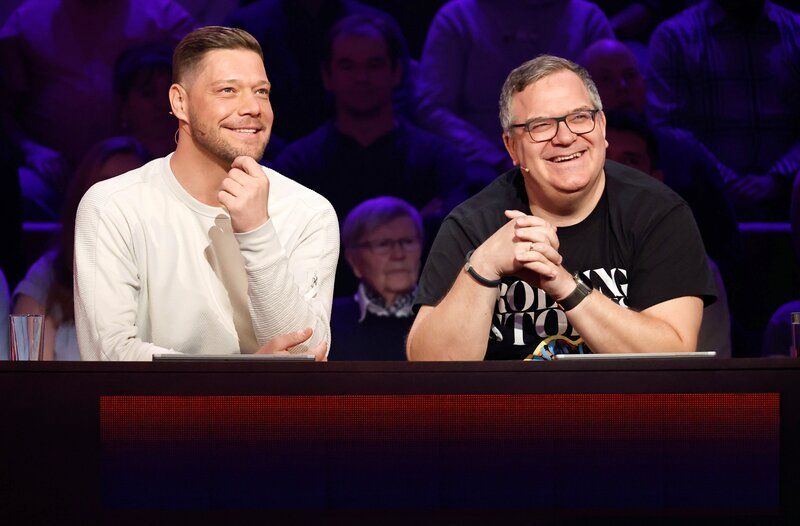 Rateteam-Kapitän Elton (r.) und der Sternekoch Robin Pietsch (l.) bilden ein Rateteam. – Bild: ARD/​Morris Mac Matzen