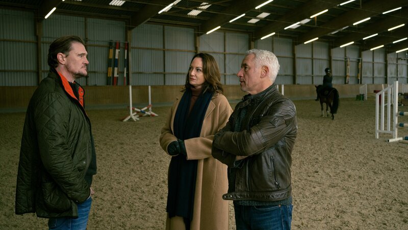 Rolf Baumann (David Bredin, li.) wird von Jana Winter (Natalia Wörner, 2.v.li.), Mathias Hamm (Ralph Herforth, re.) in der Reithalle befragt. – Bild: Georges Pauly /​ ZDF