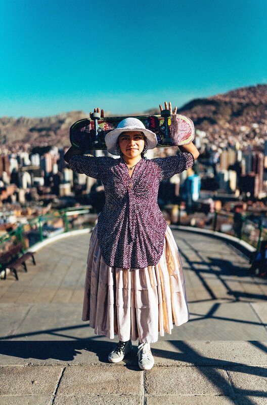 Mit ihren traditionellen Pollera-Röcken wollen die Skaterinnen ein Signal senden: Eine Cholita kann alles – auch auf einem Holzbrett dieses wilden, westlichen Sports balancieren. – Bild: MedienKontor/​Lukas Wunschik
