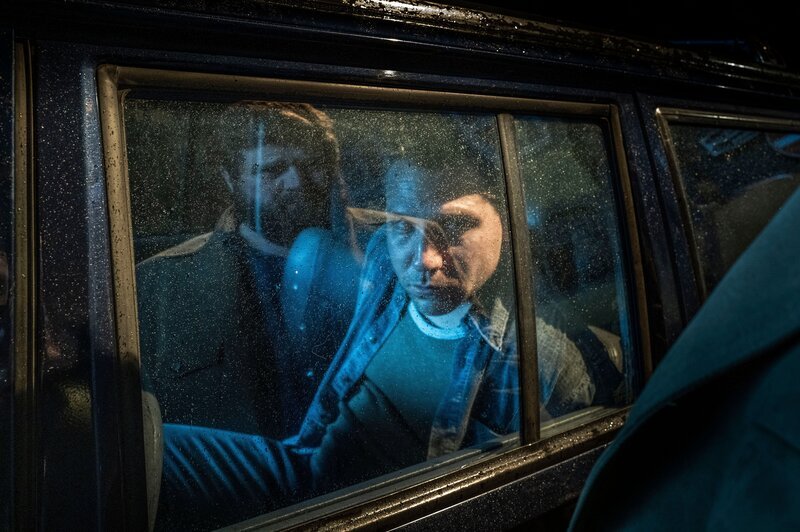 Ronny (Hanno Koffler, im Auto) wird in Handschellen von Behringer (Antoine Monot) und Ela abgeführt. – Bild: RTL/​ Redseven Entertainment/​ Florian Froschmayer