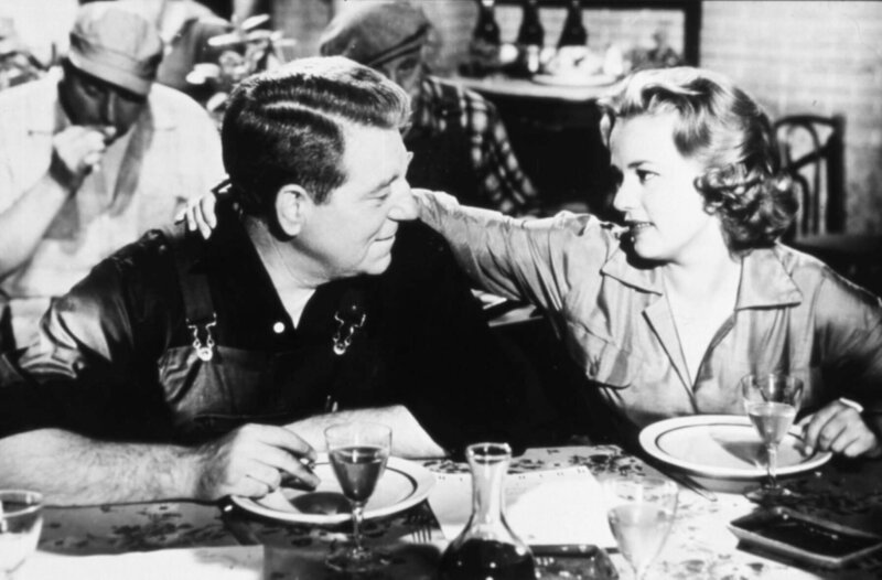 Nach einem harten Tag auf der Autobahn freut sich Fernfahrer Jean Chape (Jean Gabin) wieder zu Hause bei seiner Freundin (Jeanne Moreau) zu sein. – Bild: MvH – ArtDesign /​ Barum ; fuer ARTE G.E.I.E.
