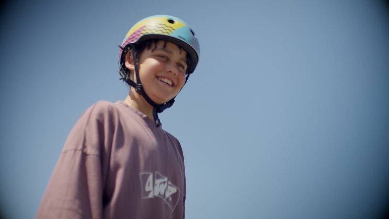 Gonçalo, 11, mit Helm im Skatepark. Der Kickflip ist der Trick, den er unbedingt beherrschen will. Dafür trainiert er jeden Tag. – Bild: ZDF/​Francesco Cerruti