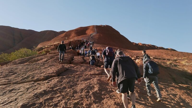 Seit 2019 ist das Besteigen des Uluru, des heiligen Berges der Aboriginal People, verboten. Zuvor kletterten jährlich zehntausende Touristen auf das australische Wahrzeichen und hinterließen Müll und Fäkalien. – Bild: ZDF