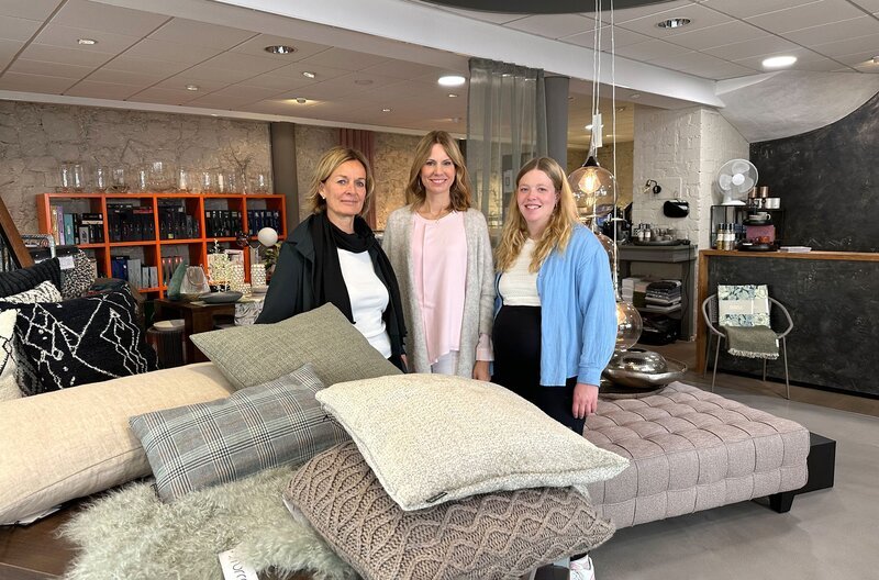 Was macht ein Zuhause so richtig gemütlich und heimelig? Die neusten Kombinationsideen für Wohntextilien holen sich Familien-Mama Verena (r.) und Reporterin Hendrike Brenninkmeyer (m.) von Stoff- und Styleexpertin Elke Mark (l.)! – Bild: SWR