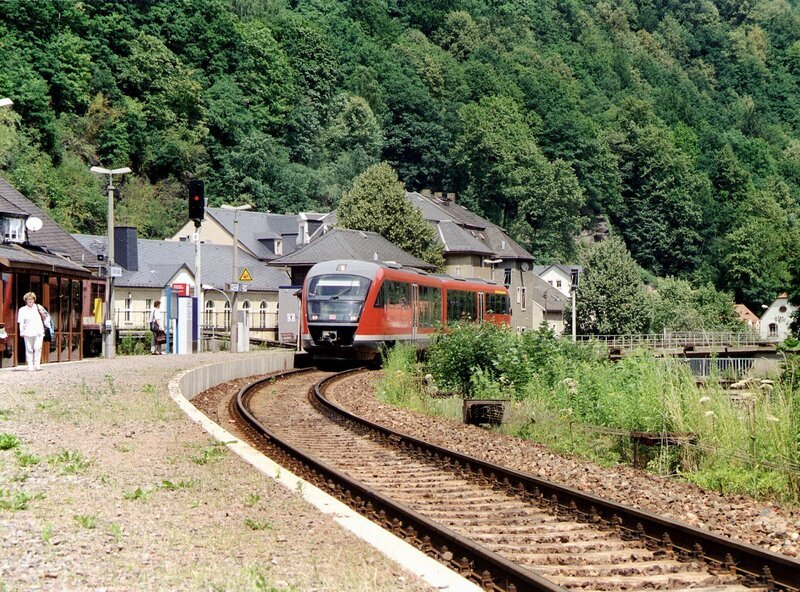 Einfahrt des neuen Triebwagens in den Bahnhof Glashütte. – Bild: SWR/​H.v.Ortloff