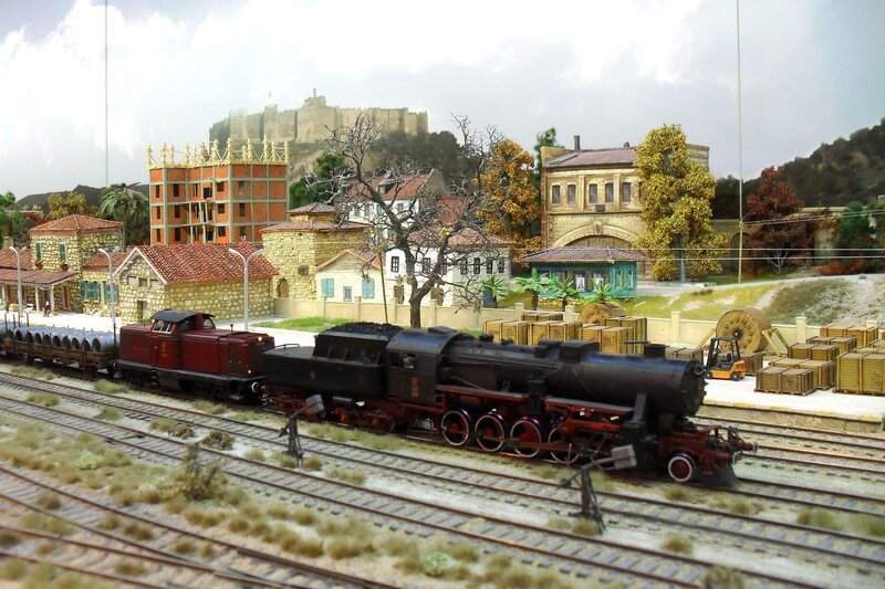 Modellbahnwunderwerk vom Feinsten aus der Türkei: Anlage Ephesus, Bahnhof Selcuk. – Bild: SWR/​Wolfgang Drichelt