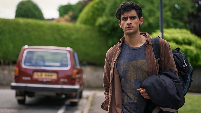 Der Fall scheint gelöst zu sein und Ravi (Zain Iqbal) plant, die Stadt zu verlassen, um woanders neu anzufangen. Er ahnt nicht, dass er in Little Kilton noch gebraucht wird. – Bild: ZDF und Simon Ridgway./​Simon Ridgway
