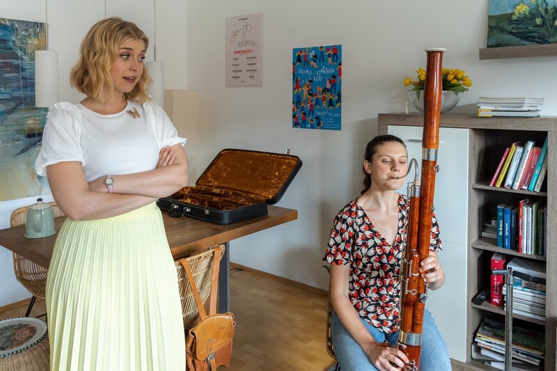Julia Gschwender (Nina Steils, r.) präsentiert ihrer wenig begeisterten Freundin Christin Lange (Sarah Thonig, l.) das Musikstück für das Vorspiel der neuen Konzertreihe in Rosenheim. – Bild: ZDF und Linda Gschwentner