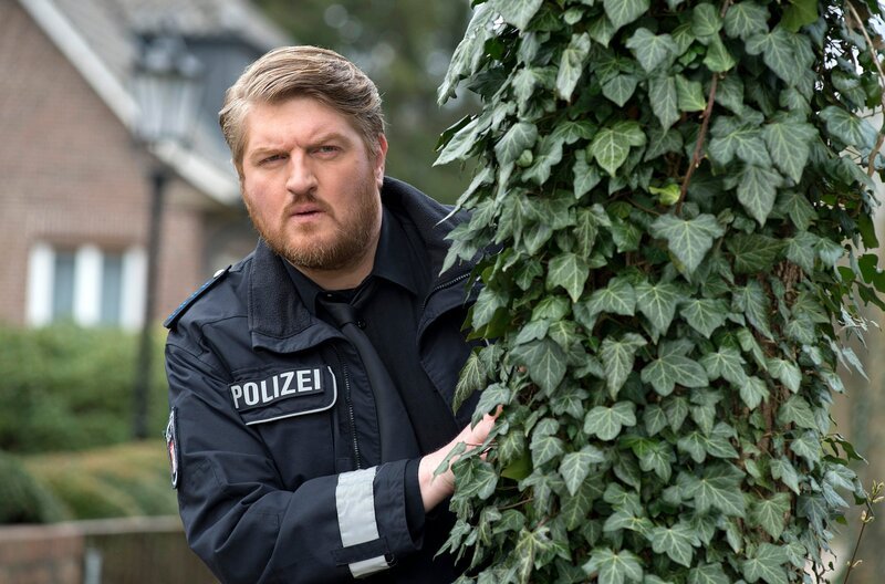 Hannes Krabbe (Marc Zwinz) fahndet nach dem Besitzer einer überfahrenen Katze. – Bild: ARD/​Thorsten Jander