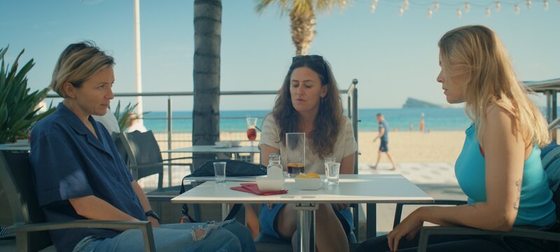 Im Urlaub erfährt Charlie (Roos Dickmann, r.), dass Zwo (Evelien Bosmans, l.) und Kirstie (Janne Desmet, M.) ihr lange Zeit etwas verschwiegen haben. – Bild: VRT, Les Gens and Gardner & Do /​ ZDF