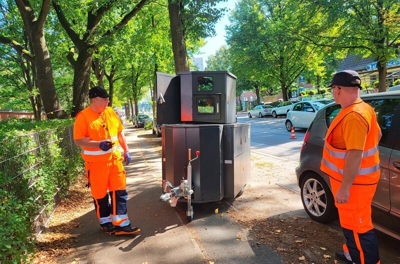 Movern: Über eine Fernbedienung können die tonnenschweren mobilen Blitzanlagen bewegt werden. – Bild: NDR/MiraMedia Movern: Über eine Fernbedienung können die tonnenschweren mobilen Blitzanlagen bewegt werden. – Bild: NDR/MiraMedia