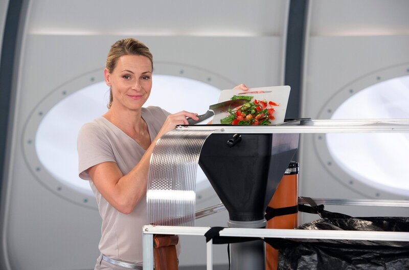 Wer einen eigenen Garten hat, kann sich sein Obst und Gemüse selber ziehen. In Zukunft soll man auch sein eigenes Biogas herstellen können. Wie das funktioniert und welche Vorteile eine solche private Biogasanlage für den Abfallkreislauf im Haushalt hat, erklärt Anja Reschke in Wissen vor acht – Zukunft. – Bild: ARD/​Michael Boehme