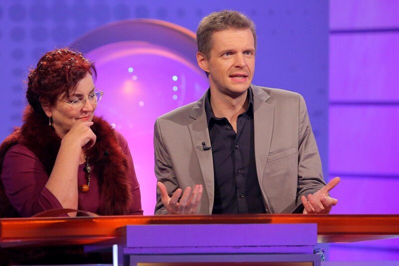 Was ist denn das für eine Frage? Kabarettist Florian Schröder und Schauspielerin Alice Hoffman rätseln, welche der Antworten frei erfunden und welche mitten aus dem Leben gegriffen sind – beim Wissensquiz „Meister des Alltags“. – Bild: SWR/​Peter A. Schmidt