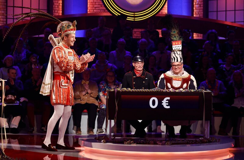 Moderator Kai Pflaume (M.) und seine Rateteam-Kapitäne Bernhard Hoëcker (2.v.l.) und Elton (2.v.r.) begrüßen in dieser Karneval-Spezial-Sendung den Musiker und Ex-Frontmann der Kölner Band „Höhner“, Henning Krautmacher (l.) und den Kabarettist und Schauspieler Norbert Neugirg (r.). – Bild: ARD/​Morris Mac Matzen