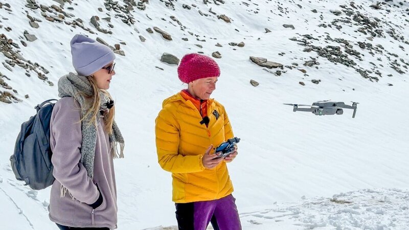 Gletscherforscherin Andrea zeigt Lena, wie sie Gletscher mit ihrer Drohne beobachtet. – Bild: ORF