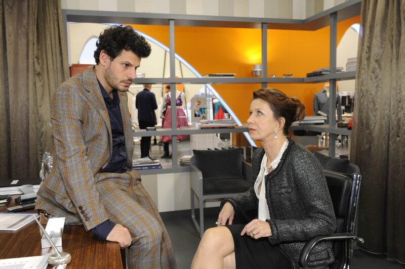 Kann Luca (Manuel Cortez, l.) noch etwas für Nina tun, nachdem Lindenberg, der die Bitte seiner Frau (Patrizia Moresco, r.), Nina doch zu verzeihen, in den Wind schlägt … – Bild: Claudius Pflug