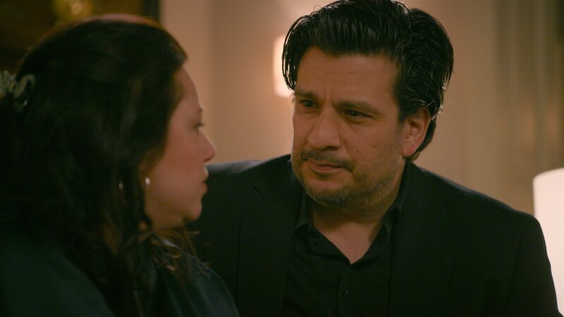 Vanessa (Julia Augustin) gerät in Versuchung, als Maximilian (Francisco Medina) ihr seine Hilfe anbietet. – Bild: RTL