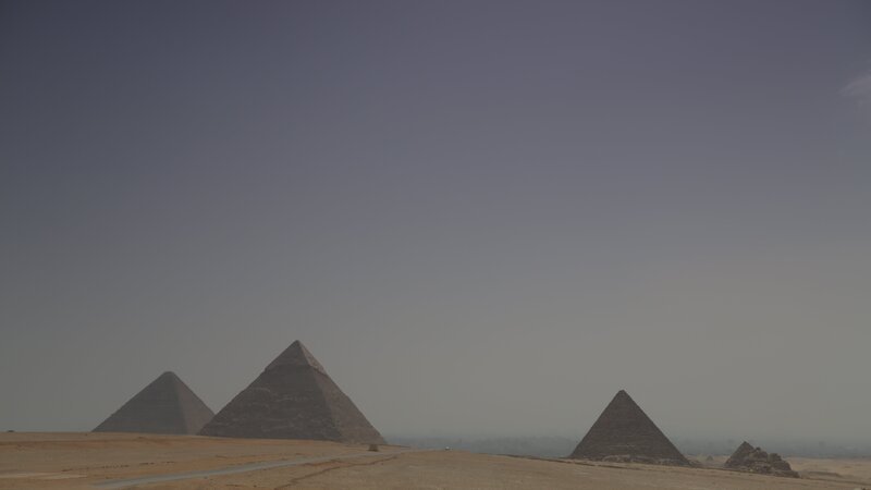 Gizeh, Kairo, Ägypten – Panoramaaufnahme der Nekropole von Gizeh, der archäologischen Pyramidenstätte auf dem Gizeh-Plateau, am Stadtrand von Kairo, Ägypten. – Bild: The National Geographic Channel