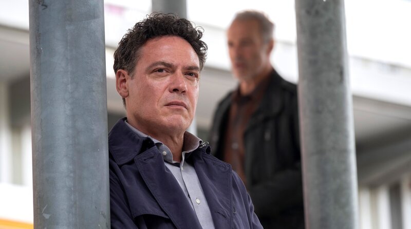 Soko-Chef Bram de Groot (Fedja van Huêt, li.) und sein Kollege Alex Pollack (Hannes Jaenicke, re.) besprechen den aktuellen Stand der Undercover-Ermittlung. – Bild: ORF/​MDR/​ARD/​Degeto/​Dinand van der Wal