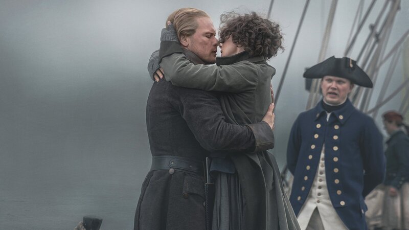 Ein flüchtiger Moment der Leidenschaft: Sam Heughan als Jamie Fraser, Caitriona Balfe als Claire Randall, Harri Pitches als Leutnant Tate – Bild: SRF/​Sony Pictures Television Inc.