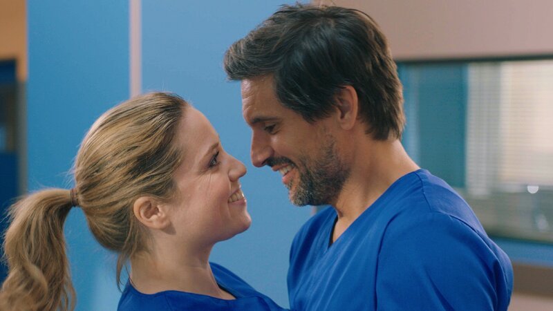 Micki Busch (Caroline Frier), Paul Ash (Tom Beck) – Bild: TVNOW /​ UFA Fiction