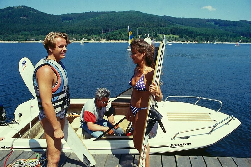 Tobias Reich (Sven Jürgen Hasper, l.) möchte seiner Freundin Britta (Claudia Arnold-Brauner, r.) mit seinen Wasserski-Künsten imponieren und löst damit ein Unglück aus. – Bild: Thomas Waldhelm