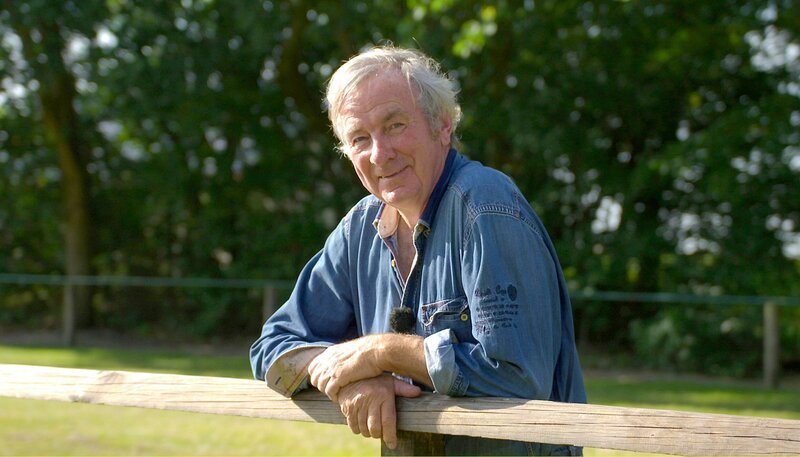 Heinz Hackmann schaut seinem Knabstruppernachwuchs gerne zu. Weitere Fotos erhalten Sie auf Anfrage. – Bild: NDR/​erdmanns Filmproduktion