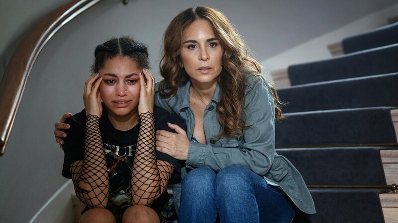 Beistand für eine Verzweifelte: Adja Krook als Olivia, Alexandra Rapaport als Nora – Bild: SRF/​ZDF/​Johan Paulin