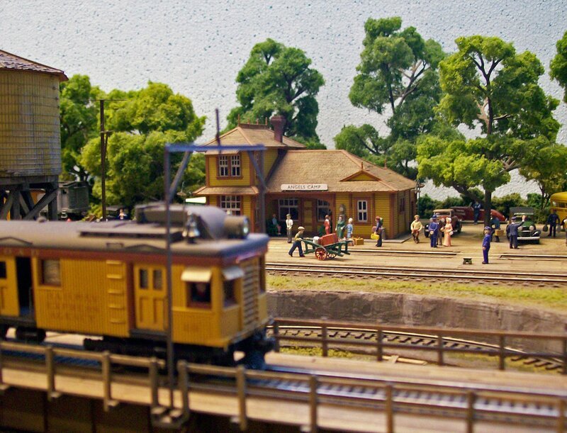 Der US-Bahnhof „Angels Camp“ Diorama ist liebevoll mit vielen Details ausgestattet. – Bild: SWR