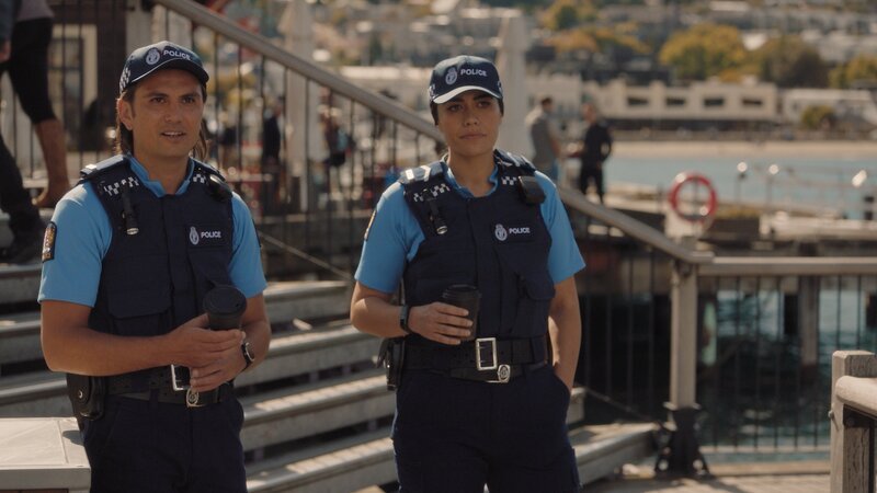 Constable Jarrod Renner (Dahnu Graham, l.) und Senior Constable Hoana Rata (Roimata Fox, r.) gehen in der Stadt auf Spurensuche. – Bild: ZDF und Dave Cameron