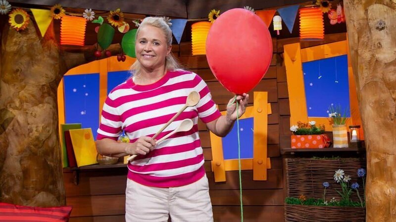 Singa hat einen Spieletipp auf Lager. Mit Luftballon, Schnur und Kochlöffeln kann man auch drinnen Ball spielen. – Bild: KiKA