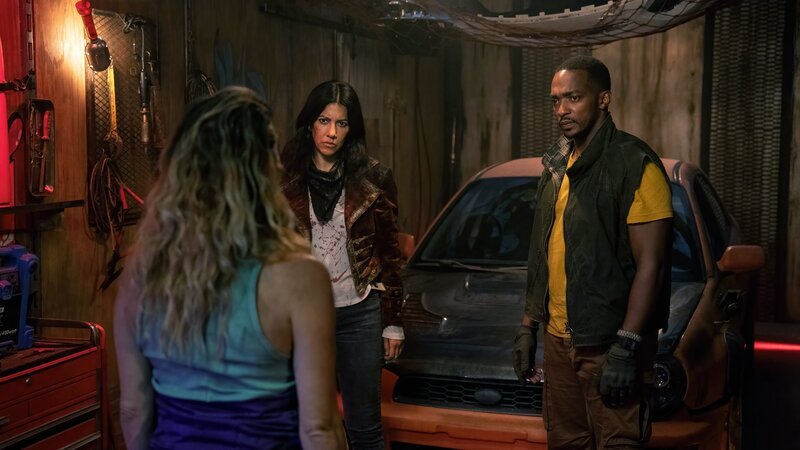 Miranda Watts (Jamie Neumann, l.) hat John (Anthony Mackie, r.) und Quiet (Stephanie Beatriz, M.) in ihrer Gewalt – ihre einzige Chance: ein riskanter Deal. – Bild: ZDF und Skip Bolen
